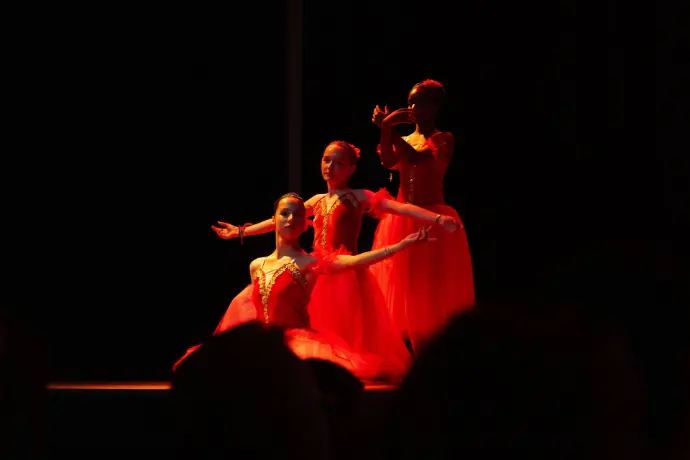 Groupe de 3 danseuses classiques au spectacle Casse noisette du Prélude au Pré Saint Gervais Paris